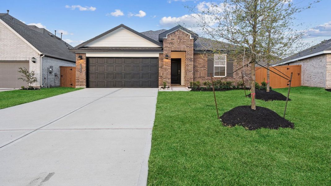 Front exterior of a home in the Lago Mar community, located in Texas City, TX (Image 17).