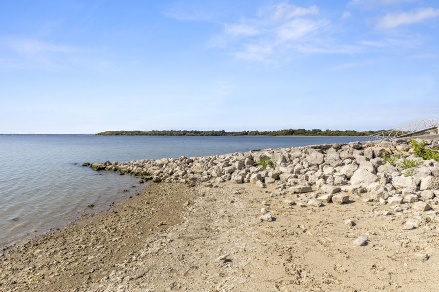 Natural surroundings and green spaces near Lake Breeze in Lavon, TX (Image 23).