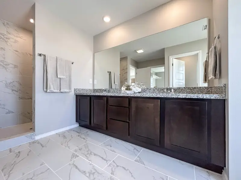 Furnished interior in a model home at Cuatro Vientos Sur in Laredo (Image 13).