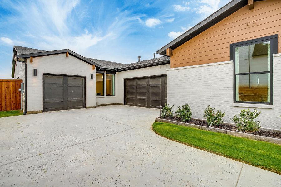 Exterior details of a home in Sweetgrass, Fort Worth (Image 3).