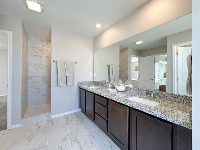 Furnished interior in a model home at Cuatro Vientos Sur in Laredo (Image 16).