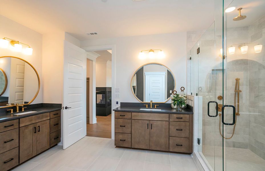 Luxurious Owner's Bath Luxurious Owner's Bath