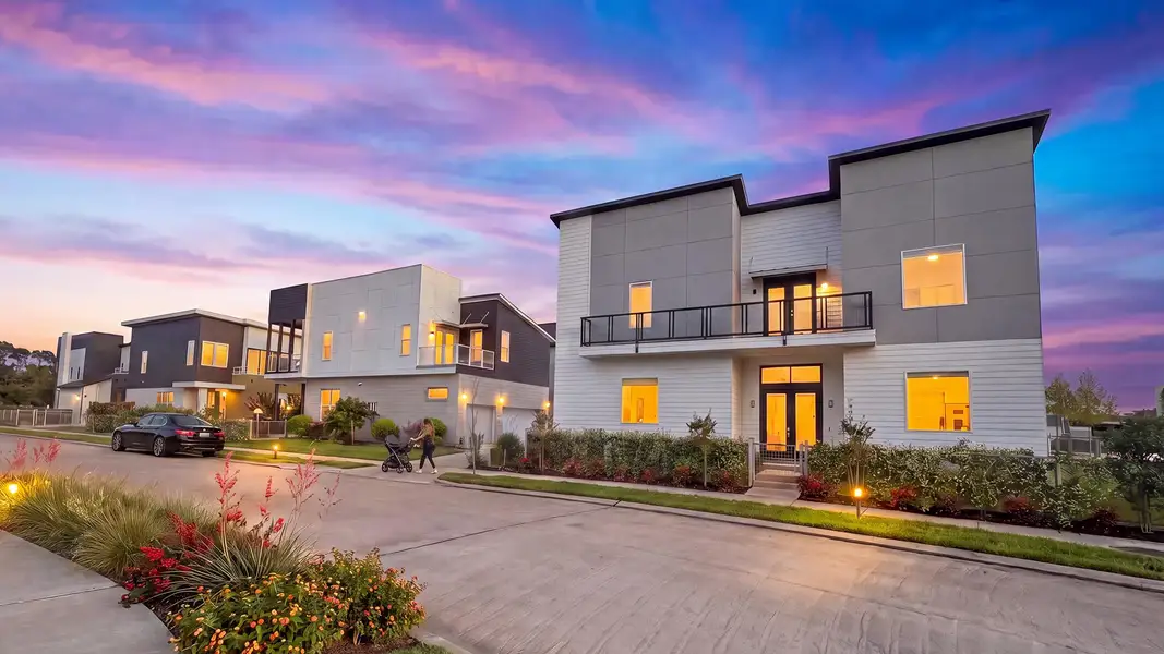 Front exterior of a home in the Avondale community, located in Houston, TX (Image 16).