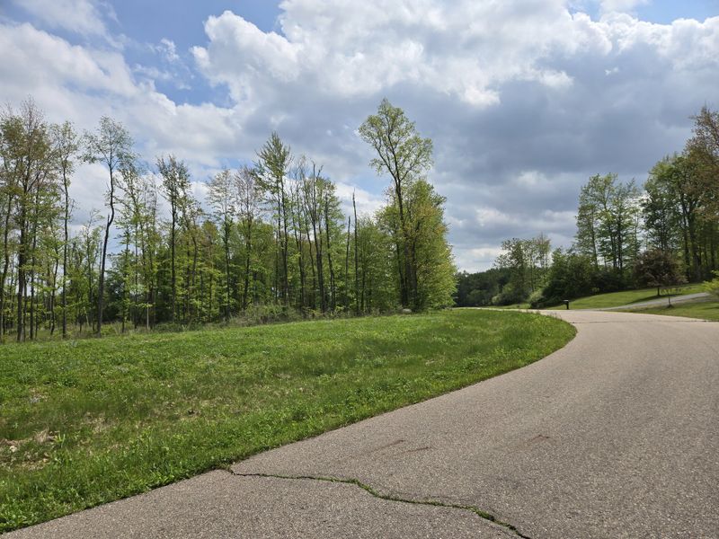 Natural surroundings and green spaces near Valleys in Jackson, MI (Image 7).