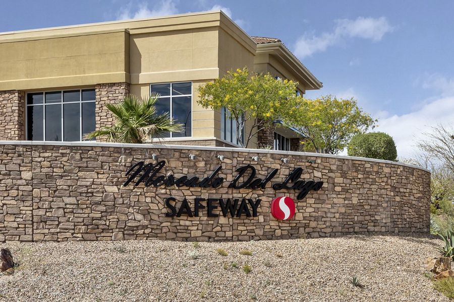 Half a mile to Mercado Del Lago