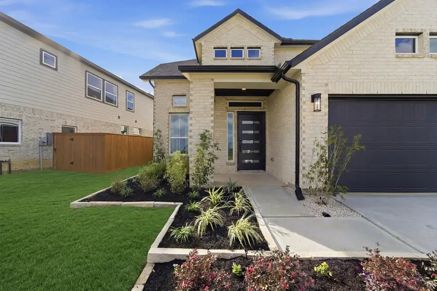 Exterior details of a home in Wildrye, Waller (Image 4).