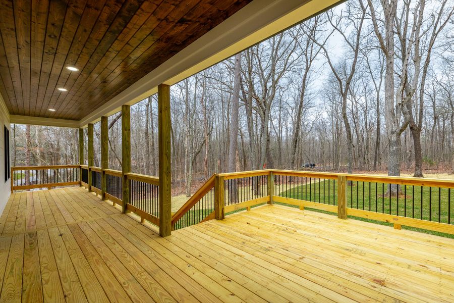 Exterior details of a home in Hidden River, Signal Mountain (Image 5).