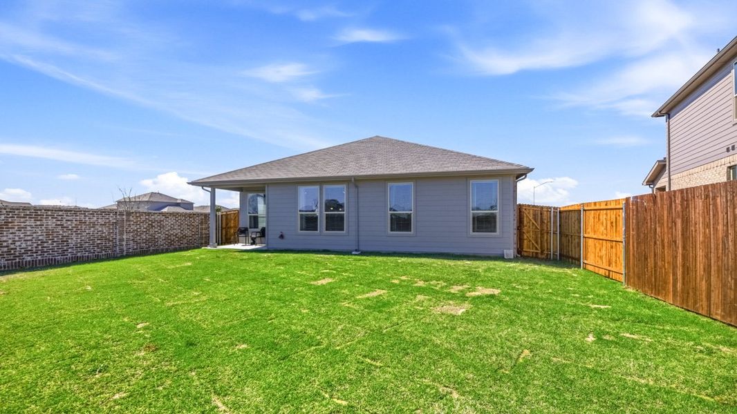 Exterior details of a home in Trails of Elizabeth Creek, Fort Worth (Image 33).
