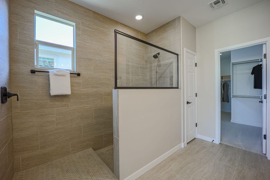 Primary Bath - Ventana - Vidrio at Estrella in Goodyear, Arizona by Landsea Homes