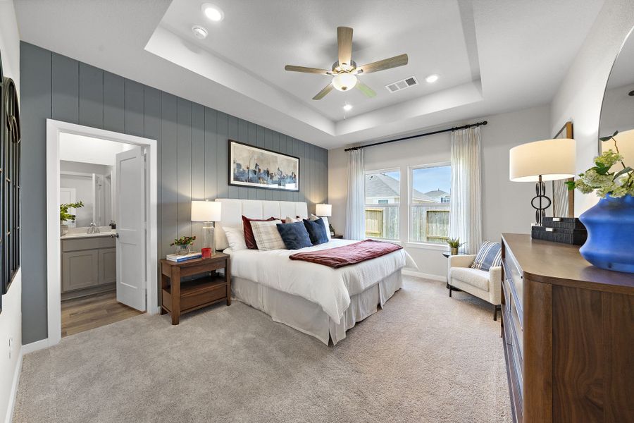 A bedroom with a bed and a desk.