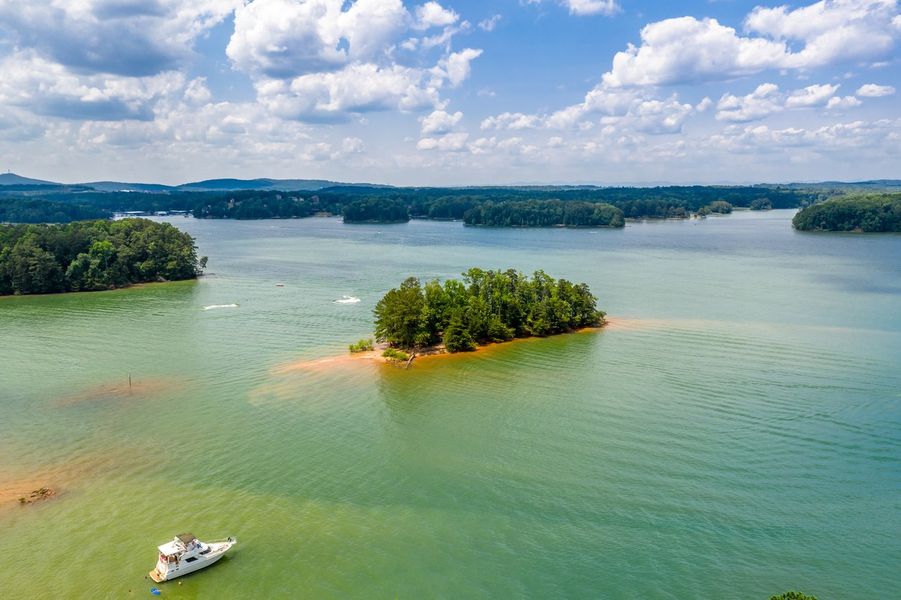 Natural surroundings and green spaces near Estates at Daves Creek in Cumming, GA (Image 36).