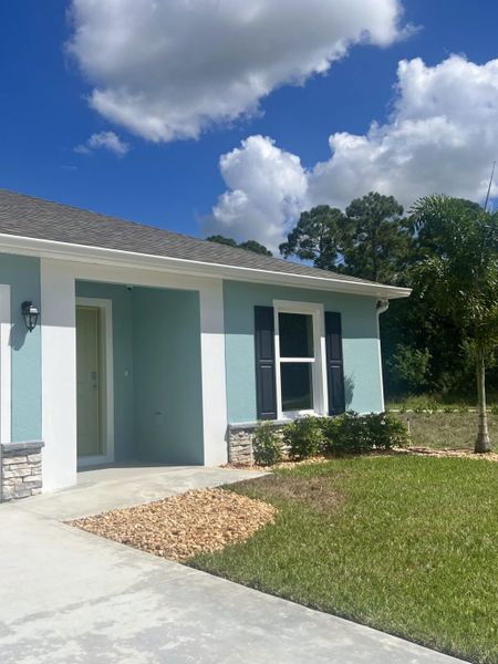 Exterior details of a home in Richmond Cove, Palm Bay (Image 4).
