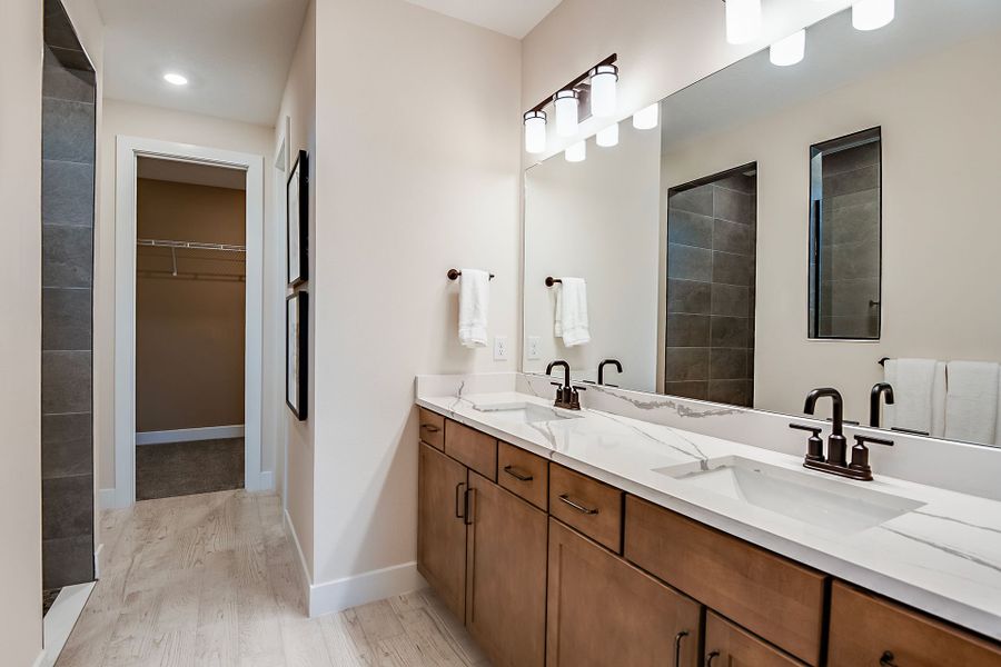 Dual Sink Owner's Bath
