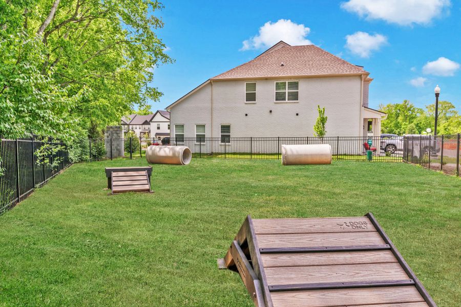 Exterior details of a home in Oxford Station, Gallatin (Image 8).