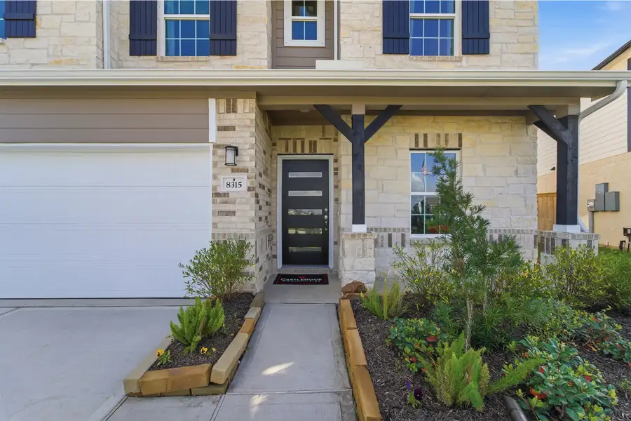 Exterior details of a home in Ashland, Angleton (Image 3).