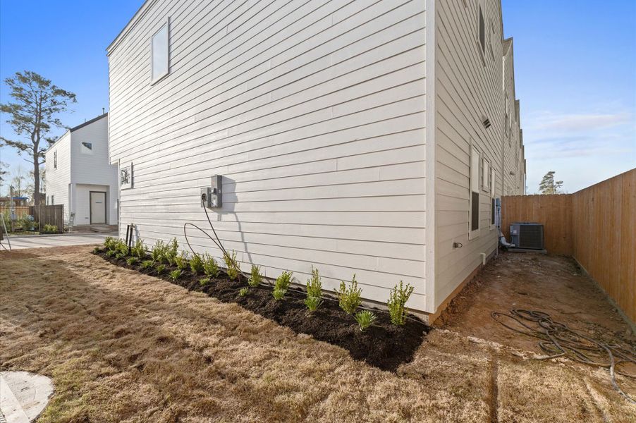 Exterior details of a home in Highland Gardens, Houston (Image 4).