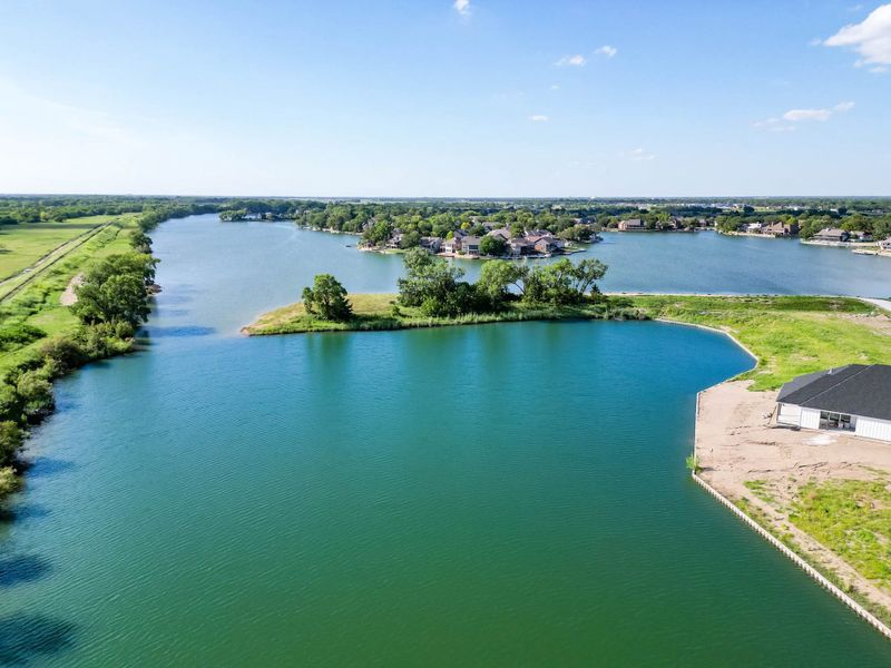 Natural surroundings and green spaces near The Courtyards at The Moorings in Wichita, KS (Image 21).