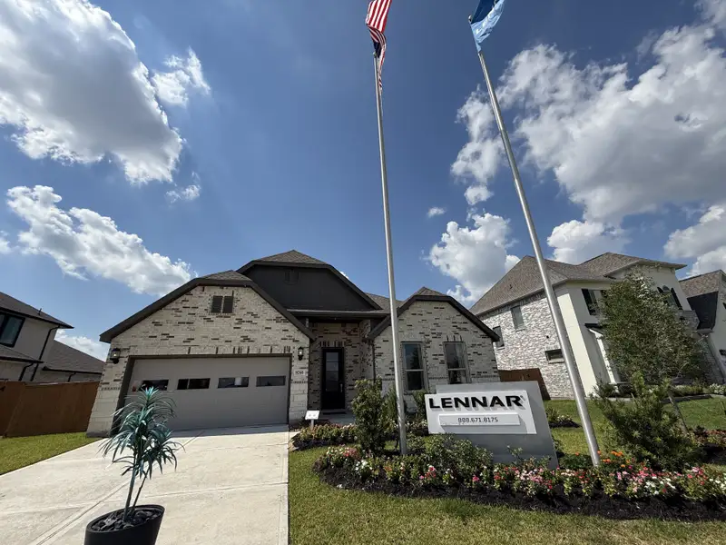 Charming brick home with manicured lawn in Canterra Creek: Richmond Collection by Lennar (Rosharon, TX).