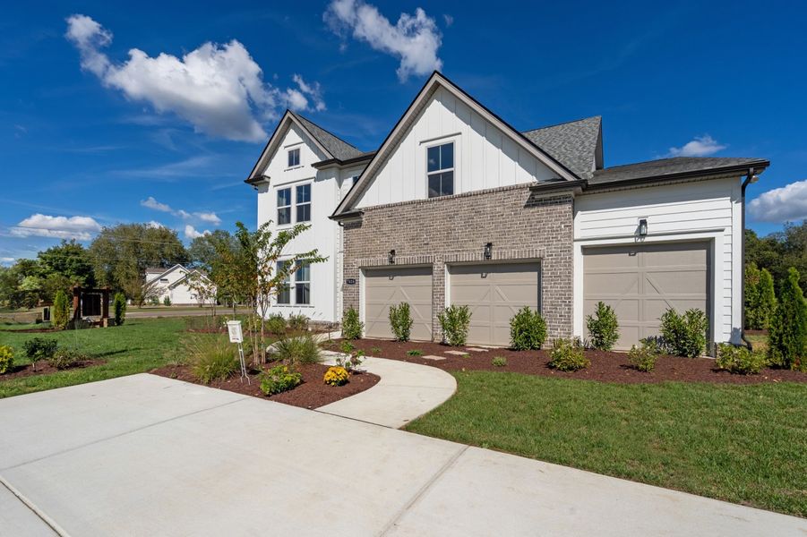 Exterior details of a home in Brewer Point, Murfreesboro (Image 3).