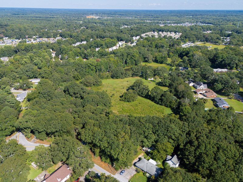 Natural surroundings and green spaces near Fountain Grove in Fountain Inn, SC (Image 21).