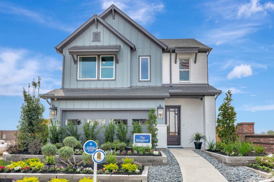Front exterior of a home in the Sienna 40' Homesites community, located in Missouri City, TX (Image 4).
