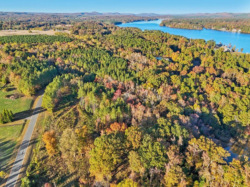 Natural surroundings and green spaces near Edgewater on Lake Tillery Inland in Norwood, NC (Image 15).