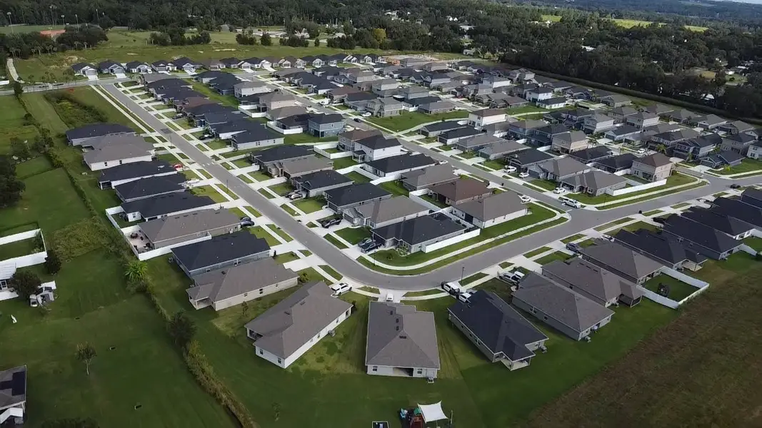 Aerial view of the Abbey Glen community in Dade City, FL, showing layout and nearby surroundings (Image 1). Aerial view of the Abbey Glen community in Dade City, FL, showing layout and nearby surroundings (Image 1).