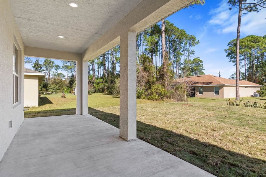 Exterior details of a home in Ocala Waterways, Ocala (Image 9).