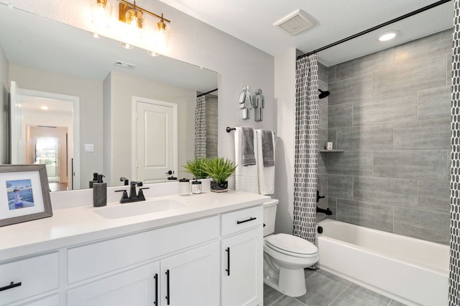 American Legend Homes Plan 1639 Secondary Bathroom Photo