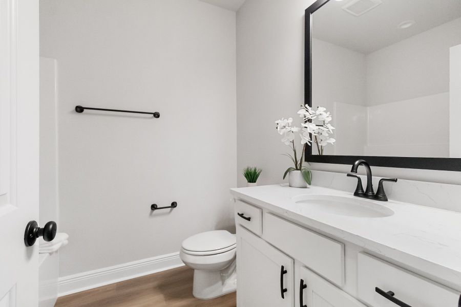 Young Oaks - Crestview Florida - Roses V G - Hall Bath