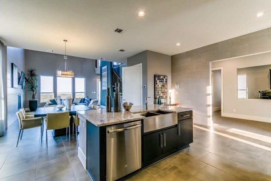 Large chef's kitchen with a mdoern feel