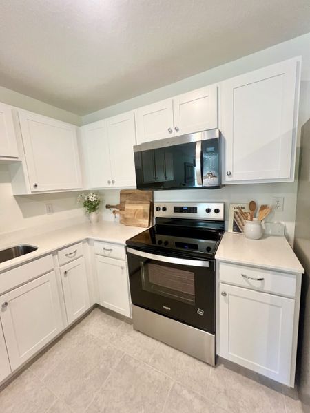 Furnished interior in a model home at Richmond Cove in Palm Bay (Image 10).