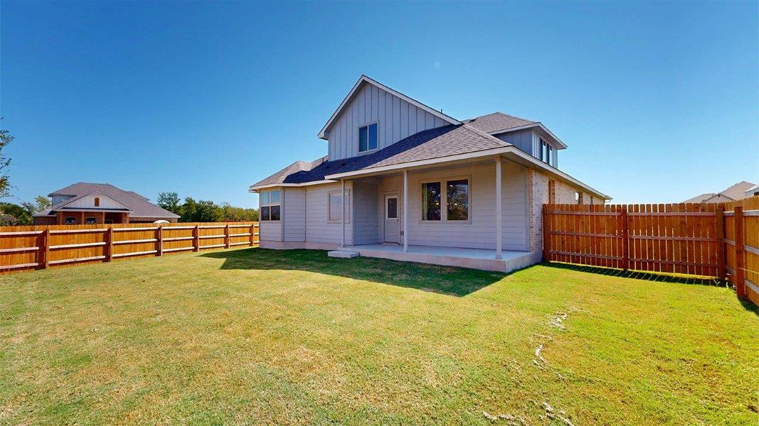Exterior details of a home in Saddle Creek, Waco (Image 4).