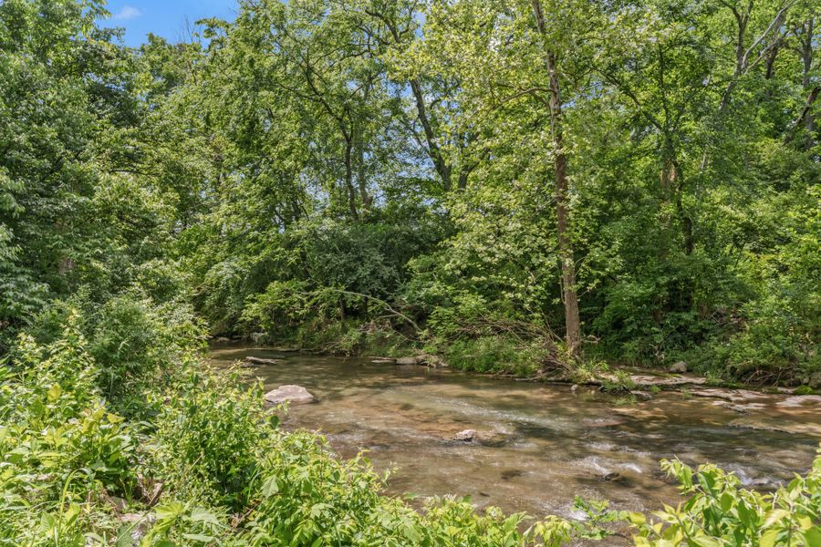 Natural surroundings and green spaces near Oxford Station in Gallatin, TN (Image 54).