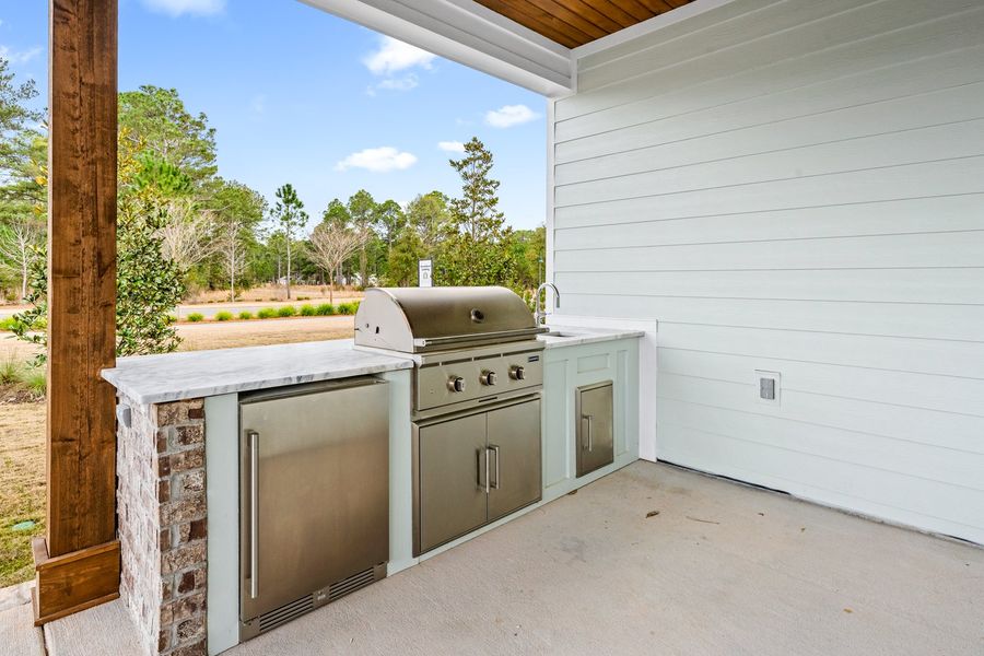 Steamboat Landing - Freeport, FL - Salt & Pine Luxury Homes - DSLD Homes - Brentwood II H - Outdoor Kitchen