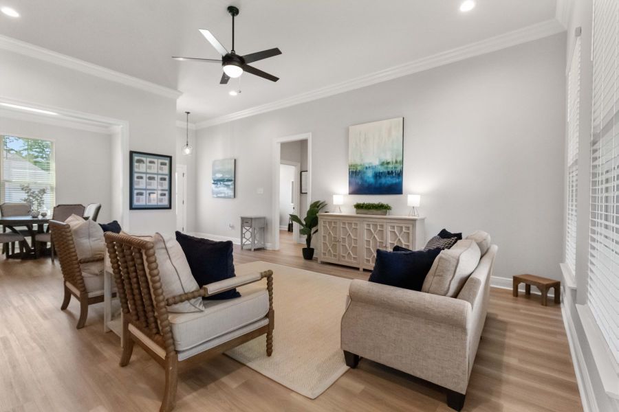 Young Oaks - Crestview Florida - Roses V G - Living Room