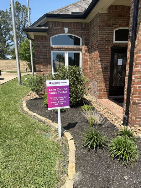 Elegant brick home with manicured landscaping in Walden on Lake Conroe by Legend Homes (Montgomery, TX).