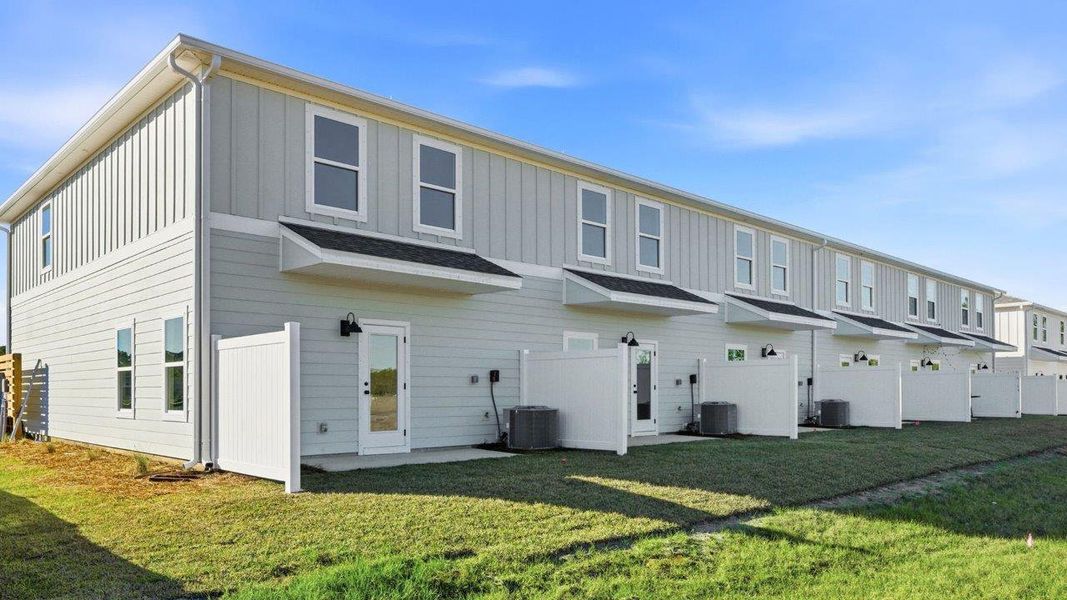 Exterior details of a home in Colonial East Townhomes, Panama City Beach (Image 4).