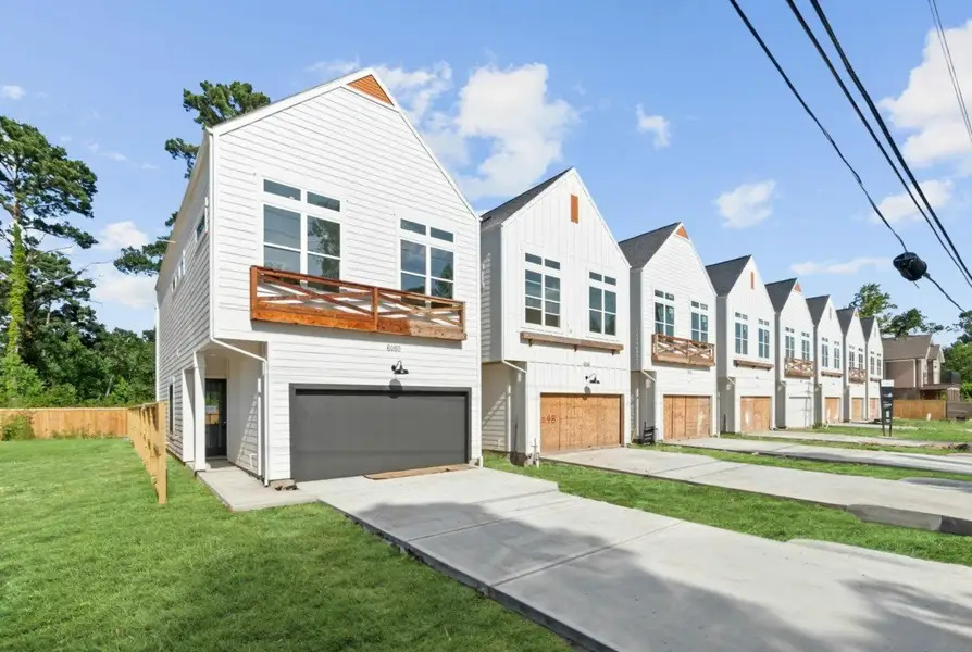 Front exterior of a home in the Cebra Court community, located in Houston, TX (Image 4).