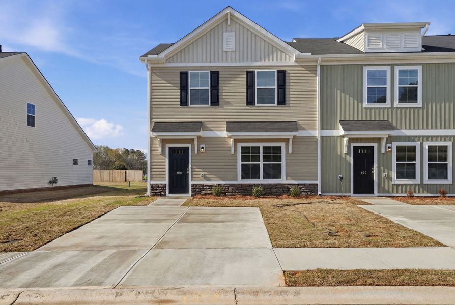 Front exterior of a home in the Towns at Lake Greenwood community, located in Greenwood, SC (Image 15).