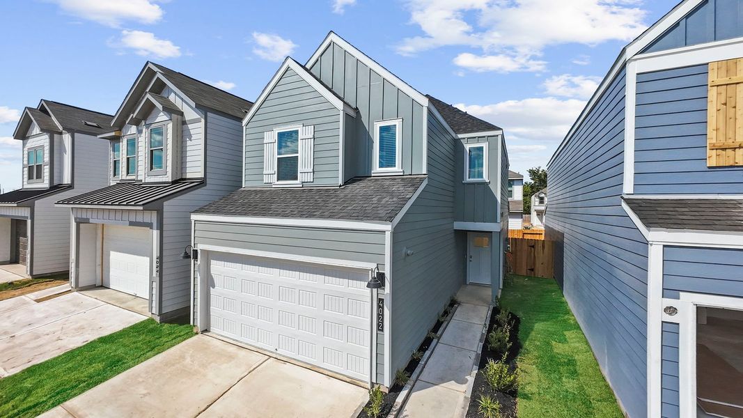 Front exterior of a home in the Alicante community, located in Houston, TX (Image 5).
