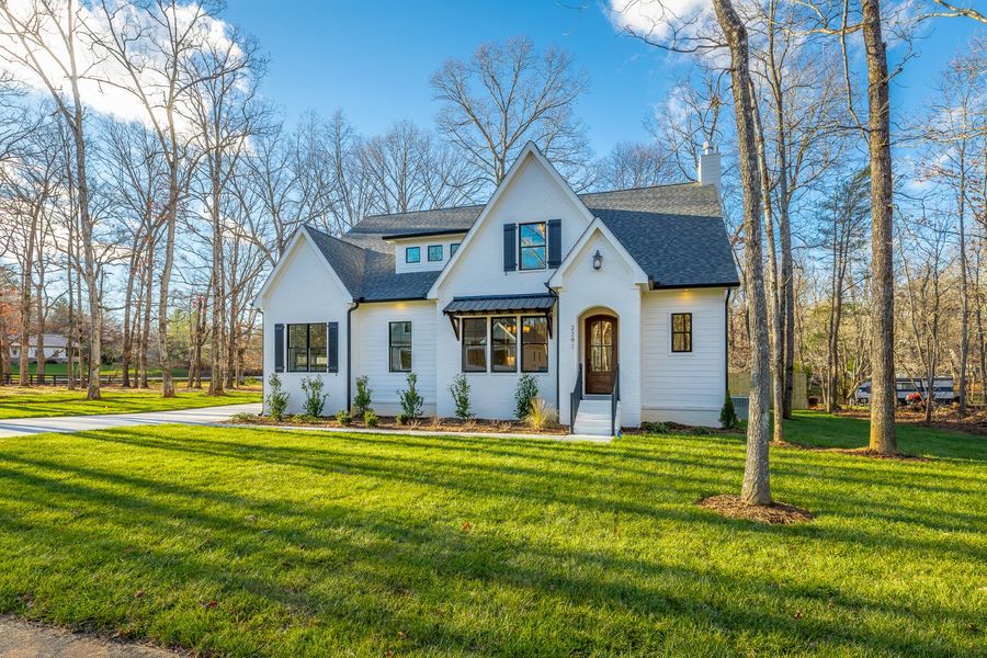 Front exterior of a home in the Hidden River community, located in Signal Mountain, TN (Image 11).