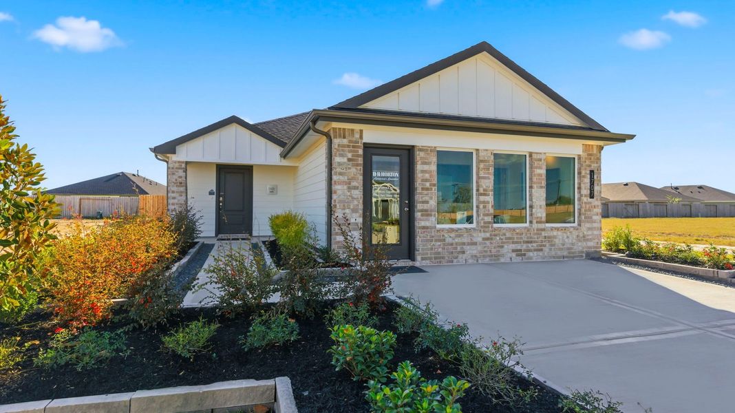 Front exterior of a home in the Watermark community, located in Alvin, TX (Image 5).