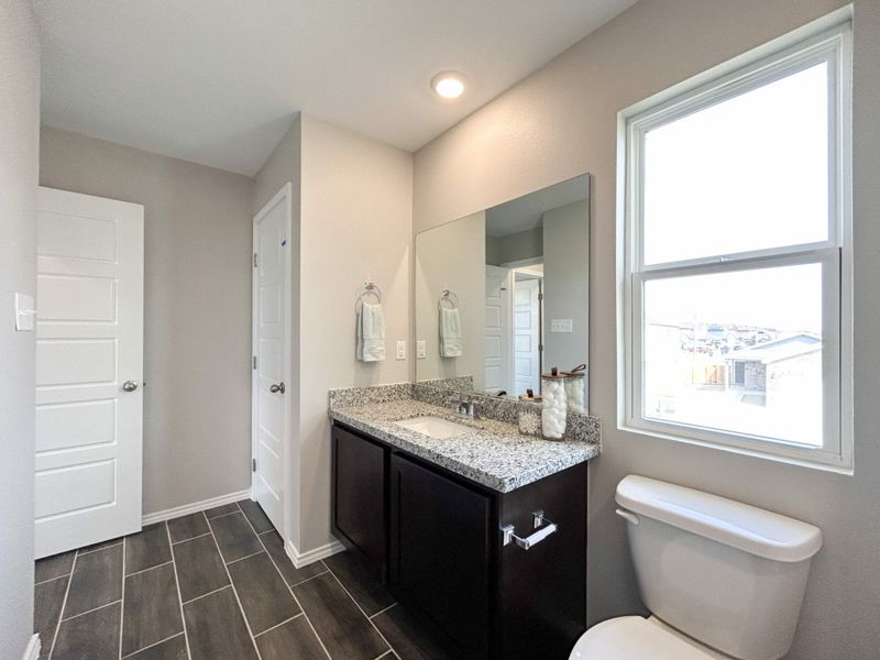 Furnished interior in a model home at Cuatro Vientos Sur in Laredo (Image 11).