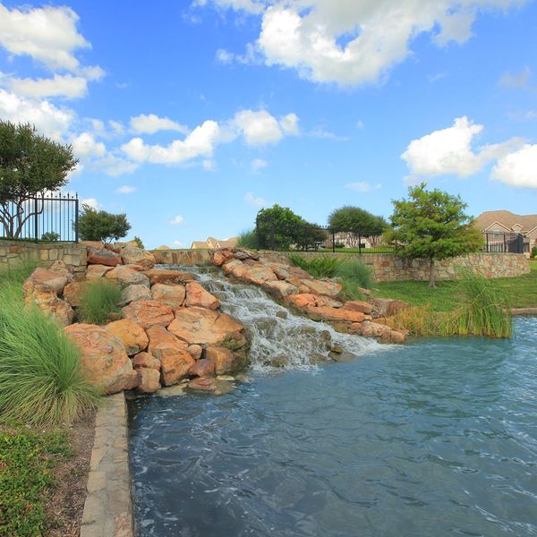 Natural surroundings and green spaces near Mustang Lakes in McKinney, TX (Image 11).