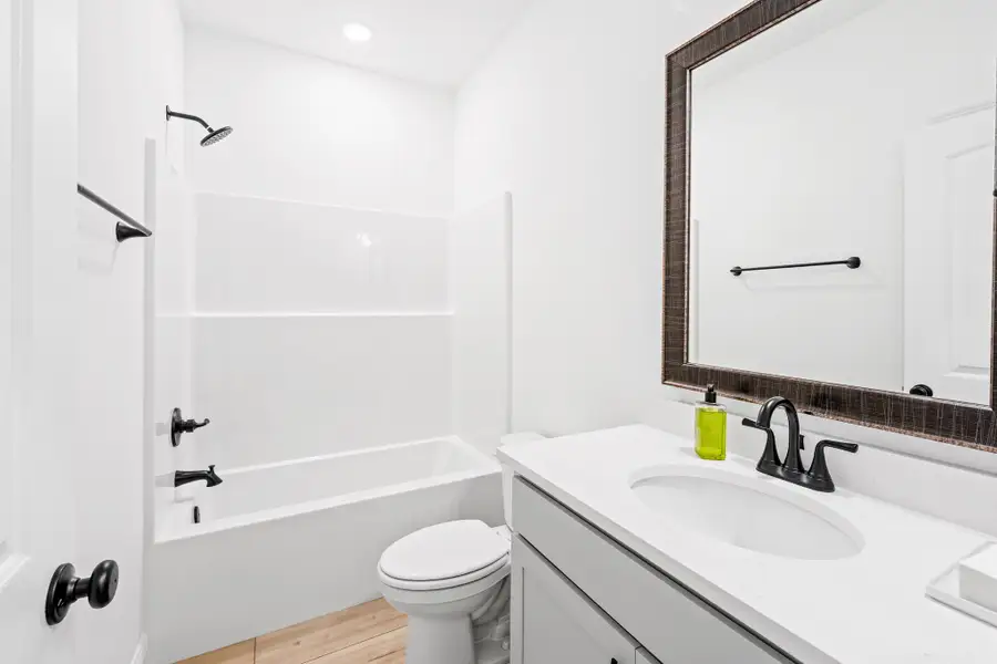 Eagle Pointe - Pensacola, FL - DSLD Homes - Trillium IV H - Second Bathroom Eagle Pointe - Pensacola, FL - DSLD Homes - Trillium IV H - Second Bathroom