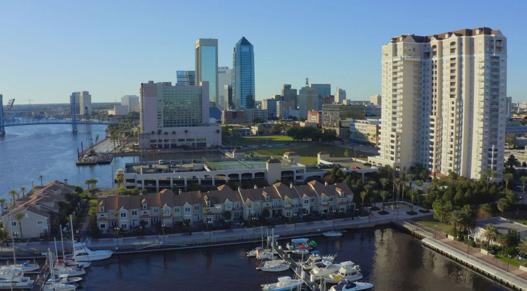 Condo located in Cassie Oaks, Jacksonville, highlighting architectural design (Image 3).