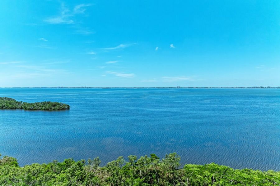 Natural surroundings and green spaces near Legends Bay in Bradenton, FL (Image 279).