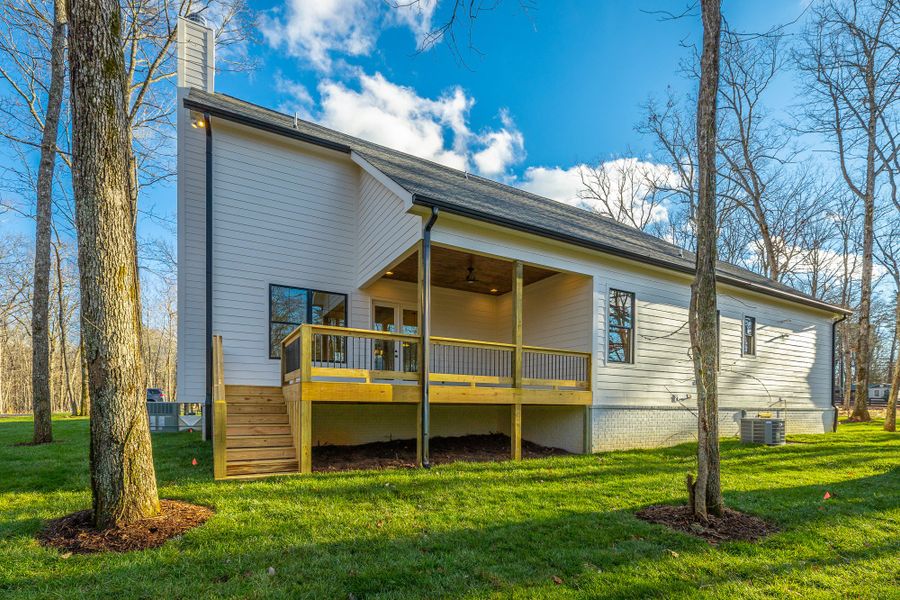 Exterior details of a home in Hidden River, Signal Mountain (Image 4).