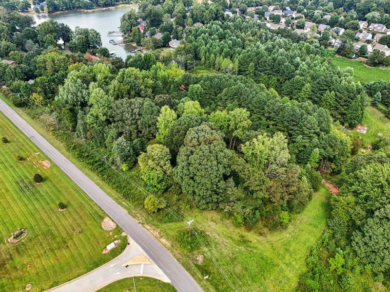 Natural surroundings and green spaces near Trillium Reserve at Lake Norman in Mooresville, NC (Image 44). Natural surroundings and green spaces near Trillium Reserve at Lake Norman in Mooresville, NC (Image 44).